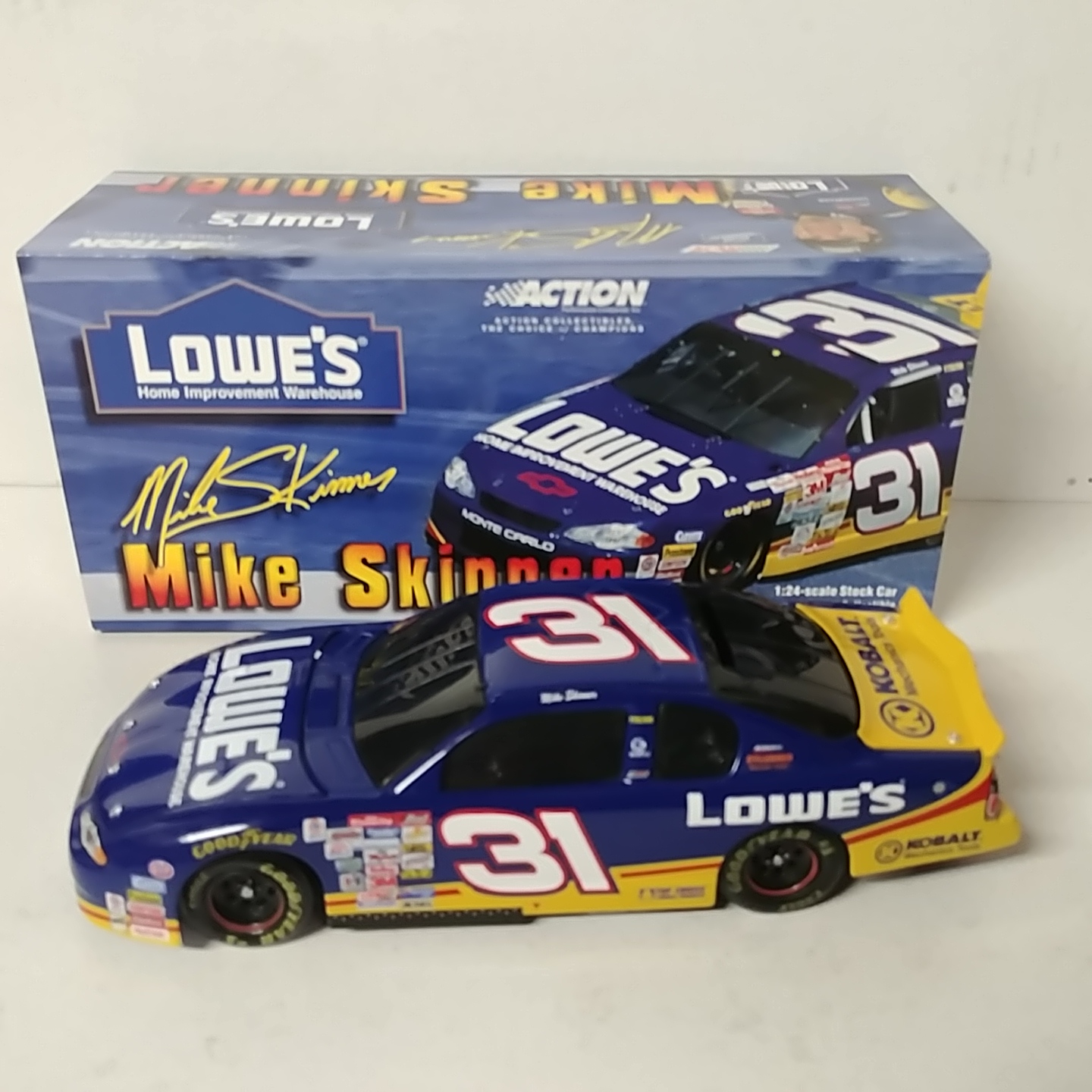 2001 Mike Skinner 1/24th Lowe's b/w bank