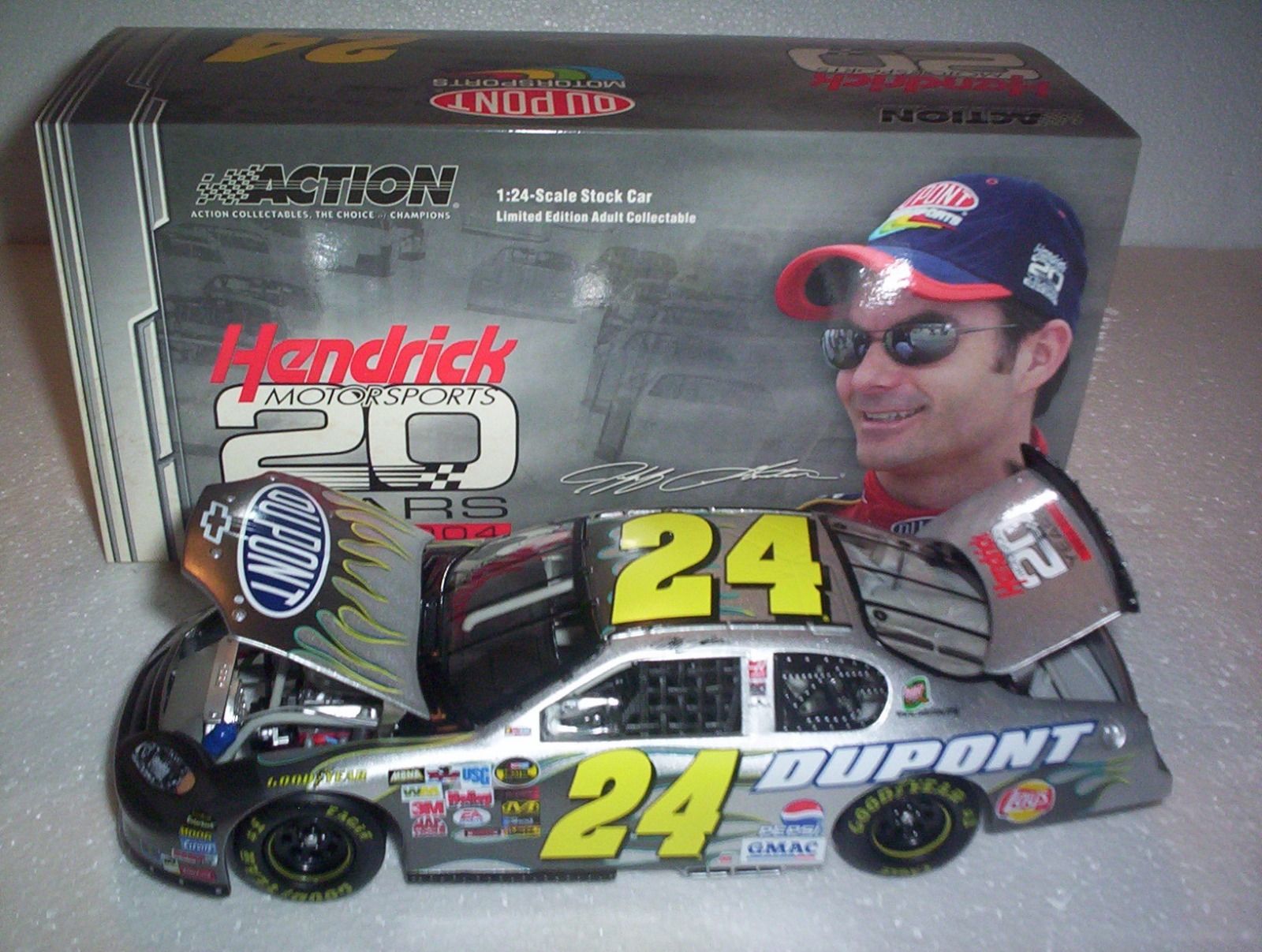 2004 Jeff Gordon 1/24th Dupont "Hendrick 20th Anniversary" c/w car