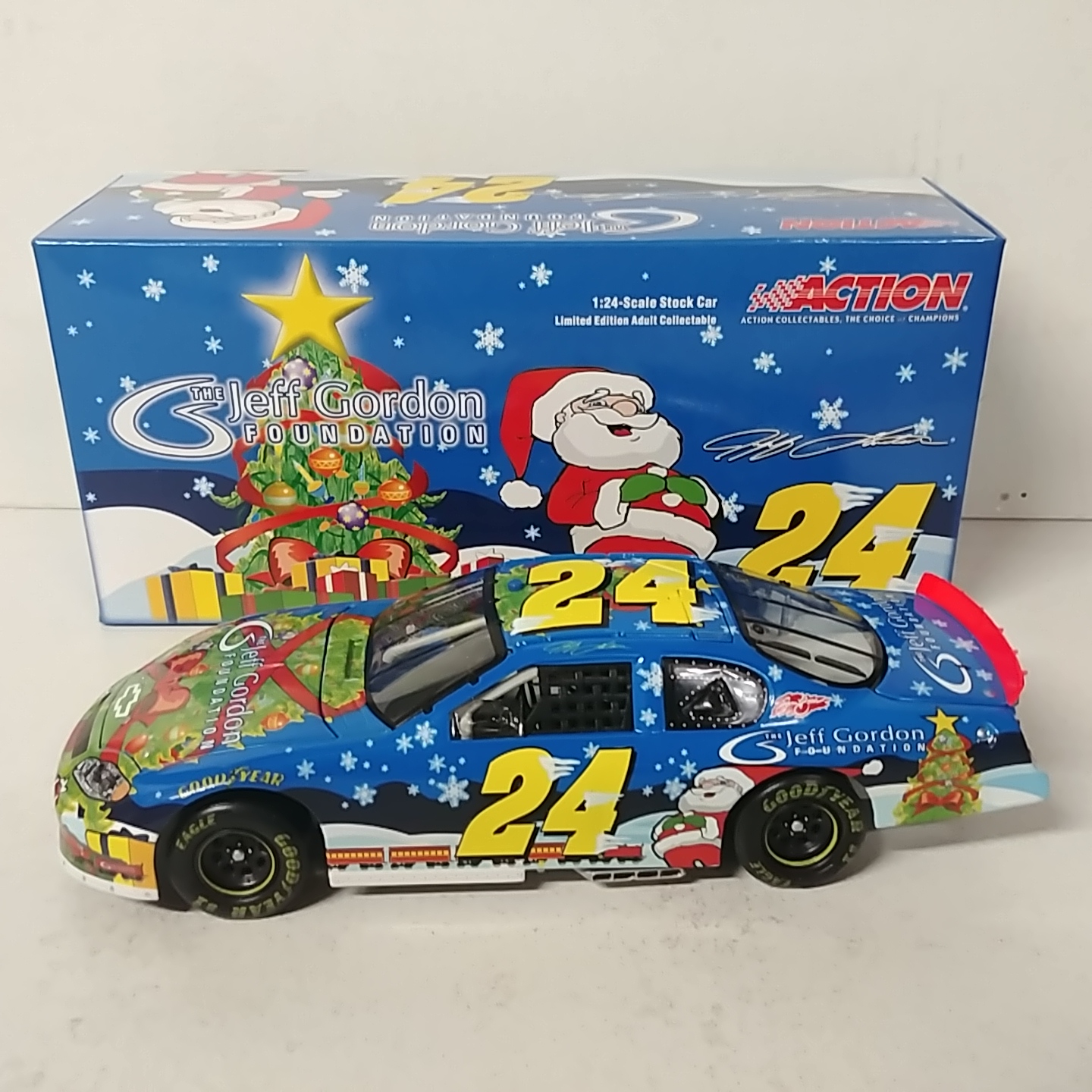 2005 Jeff Gordon 1/24th Foundation "Holiday" Monte Carlo