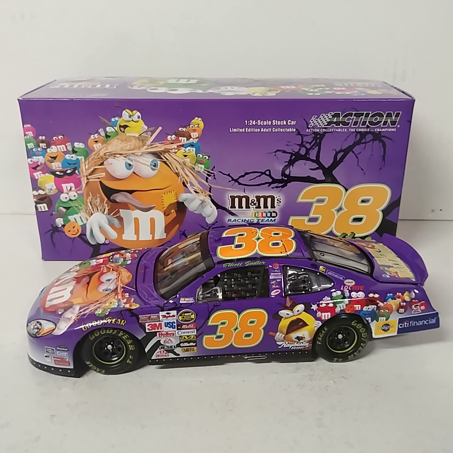 2005 Elliott Sadler 1/24th M&M's "Halloween" c/w car