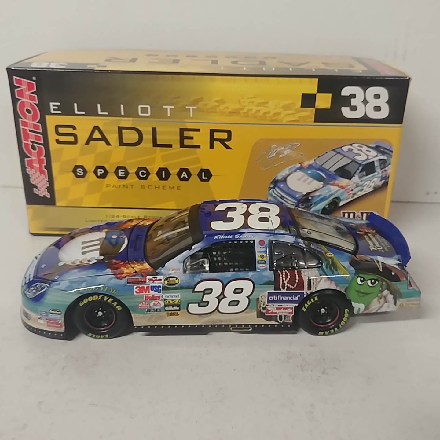 2006 Elliott Sadler 1/24th M&M's "Pirates of the Caribbean" c/w car